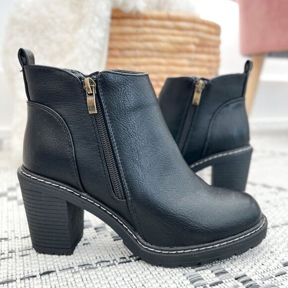 Women's Black Rocky Top Heeled Boot Corkys Footwear Size 8 NWT - Picture 2 of 5